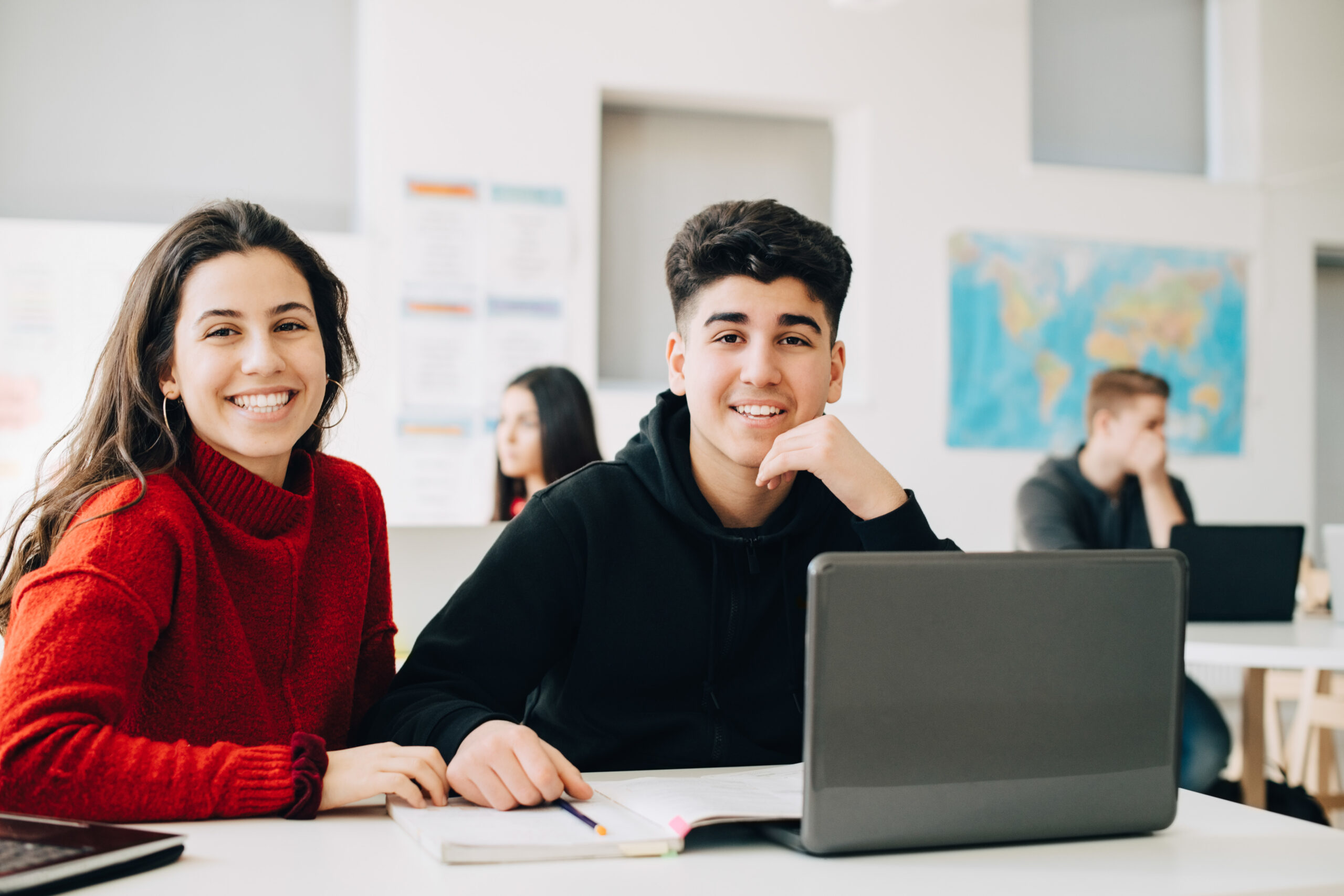 lachende studenten in een verlicht klaslokaal op een onderwijsinstelling