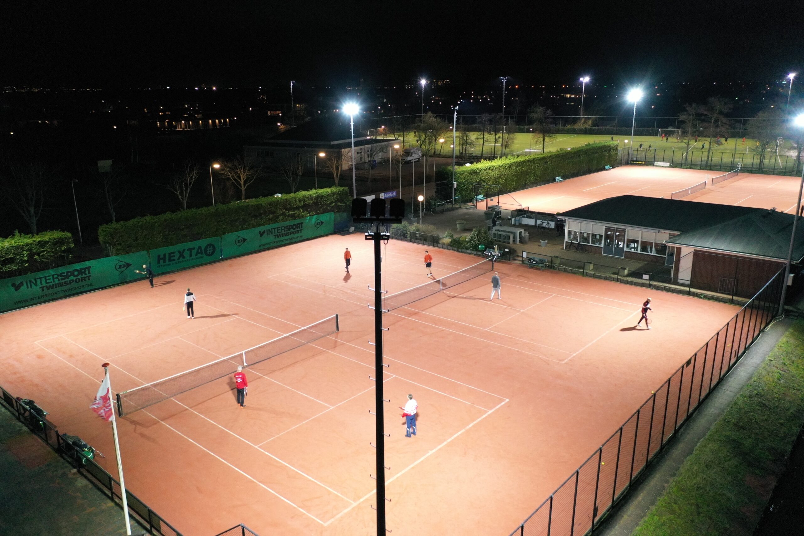 Tennisbaan afhangbordkoppeling