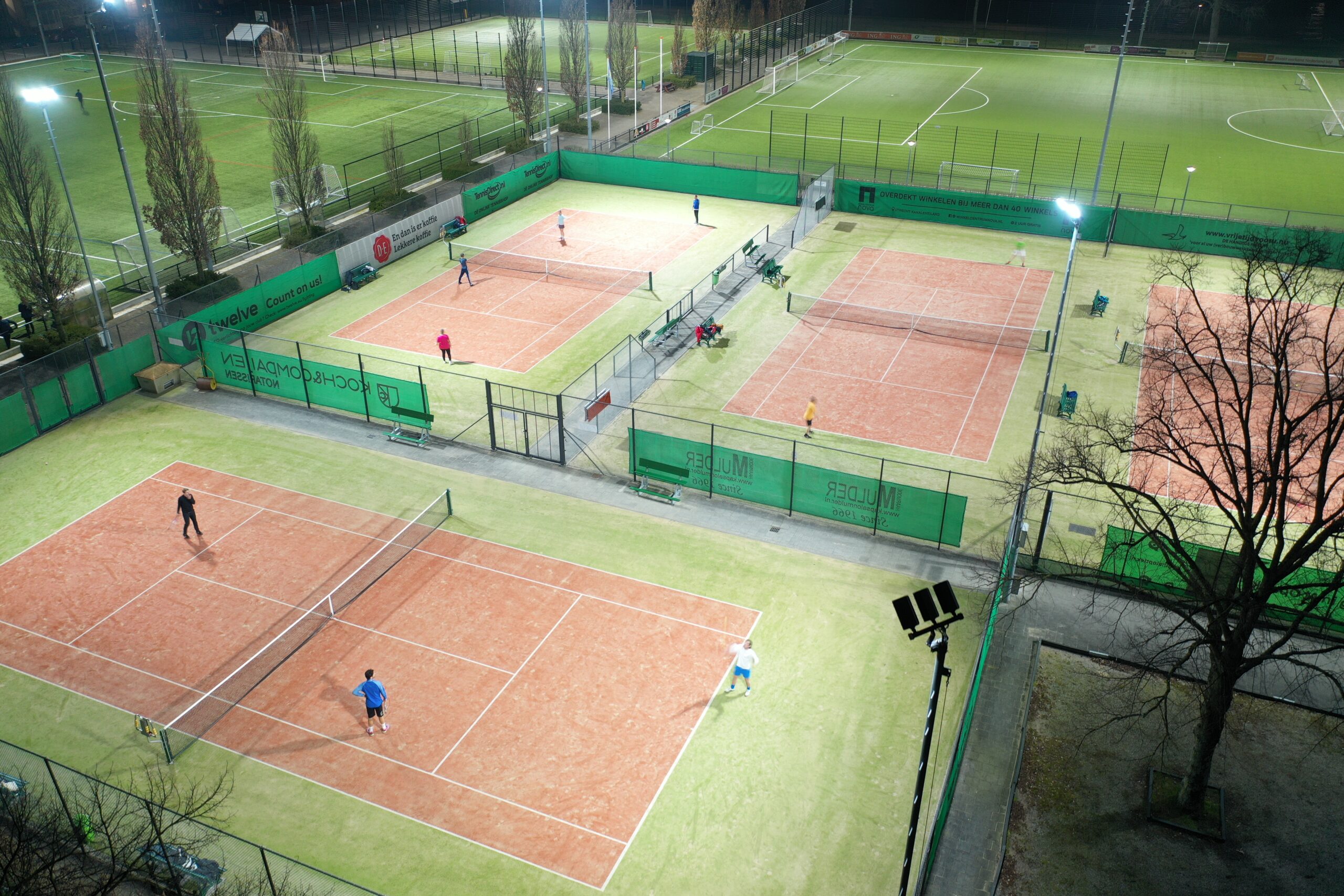 Tennisbaan afhangbordkoppeling